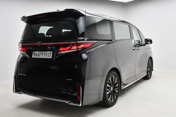 Toyota Vellfire photo